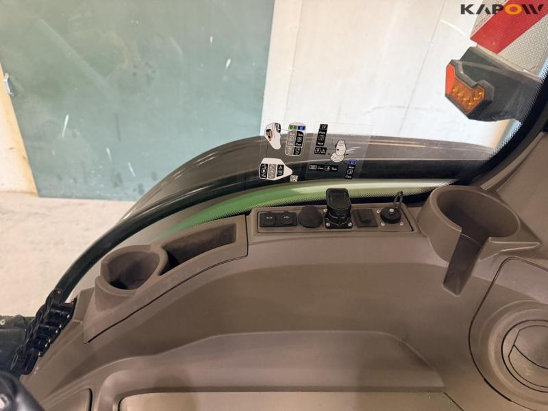 John Deere 8R 370 tractor 69