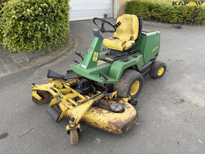 John Deere F725 lawn mower 1