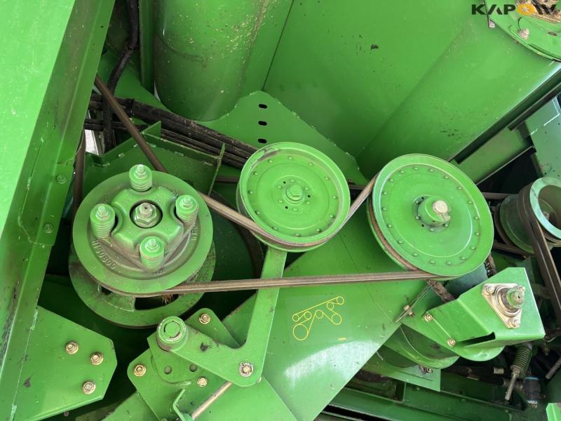 John Deere S690i combine with 630R 30-foot header 26