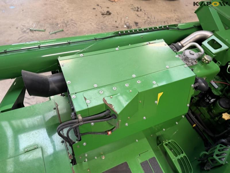 John Deere T660i combine with 30ft draper header 25