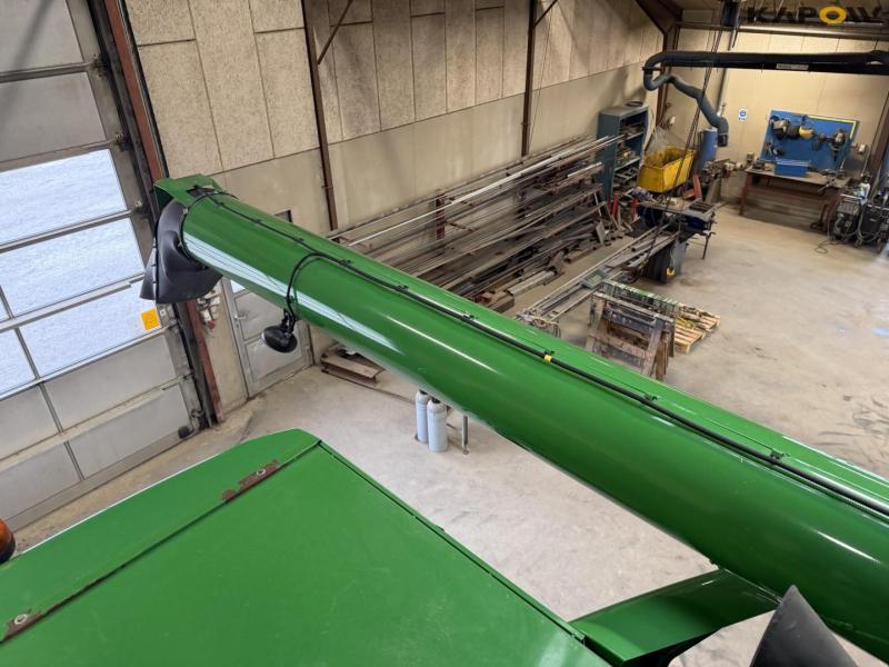 John Deere T660i combine with 30ft draper header 28