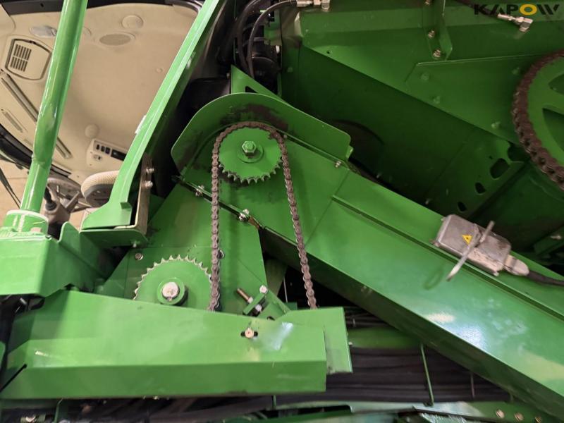 John Deere T660i combine with 30ft draper header 37