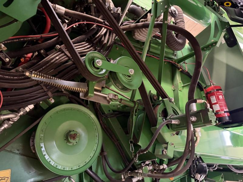 John Deere T660i combine with 30ft draper header 40