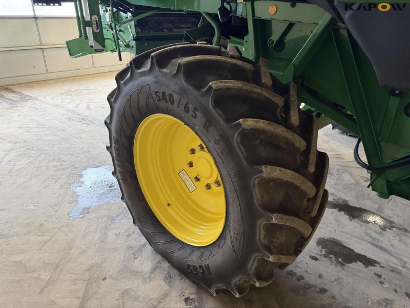 John Deere T660i combine with 30ft draper header 60