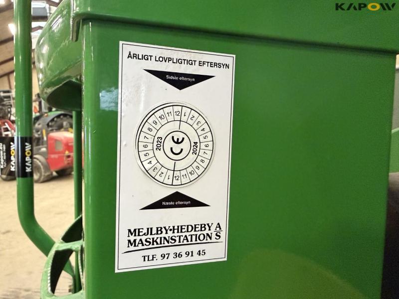 John Deere T660i combine with 30ft draper header 83