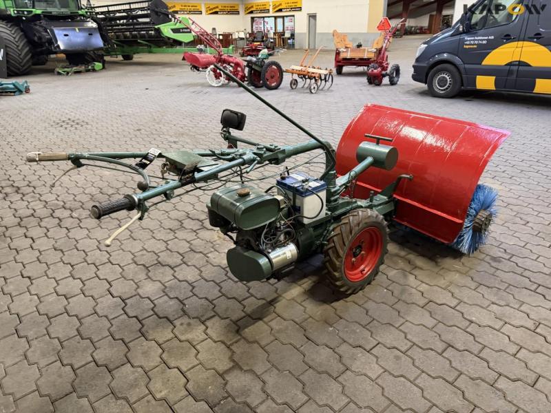 Jrus tool carrier with broom 5