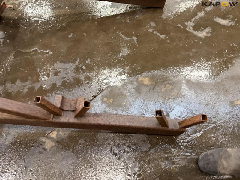 Cable spreader with A-frame 13