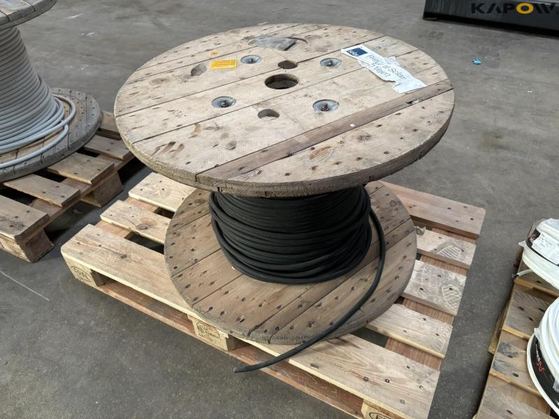 Cable drum with rubber cable 1