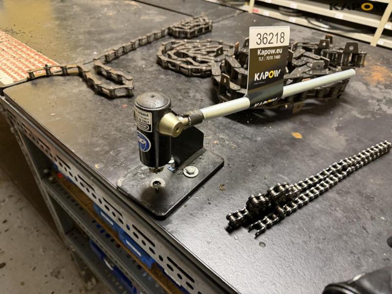 Chain station with chains 10