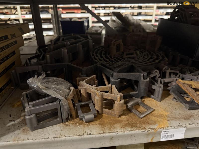 Chain station with chains 41