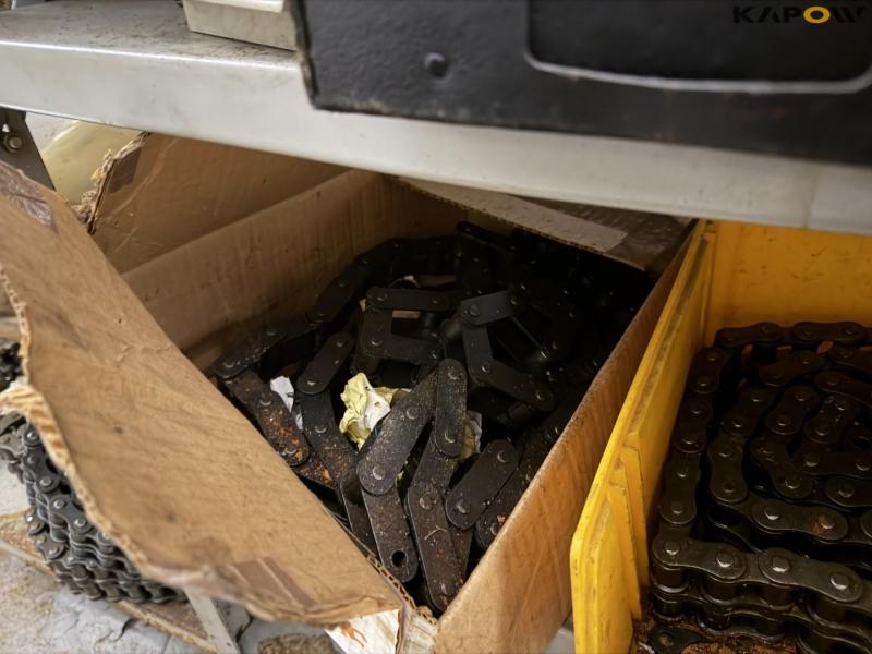 Chain station with chains 48