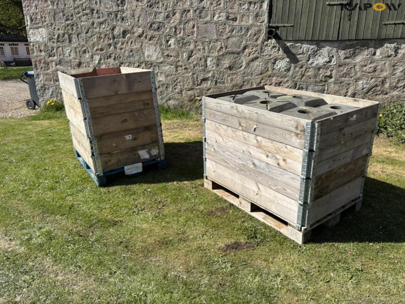 Edge posts with feet 1