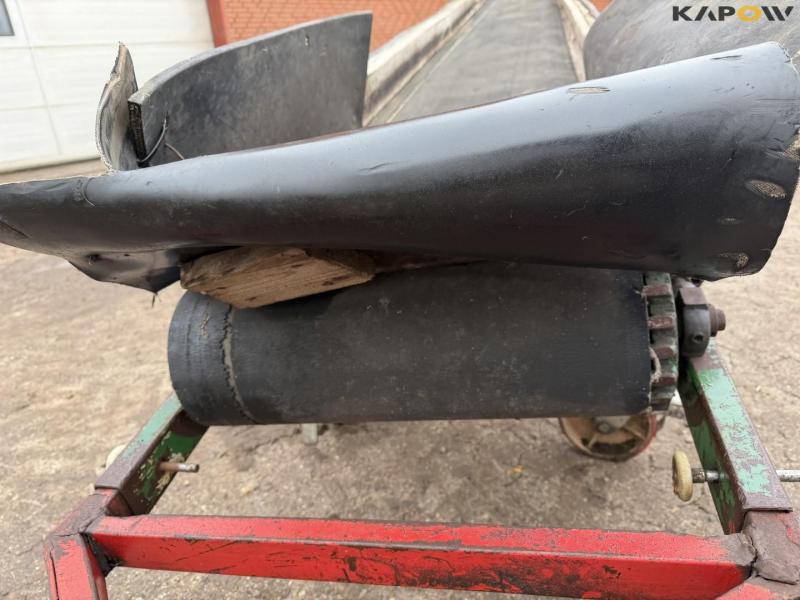 Potato planter with belt spreader 10