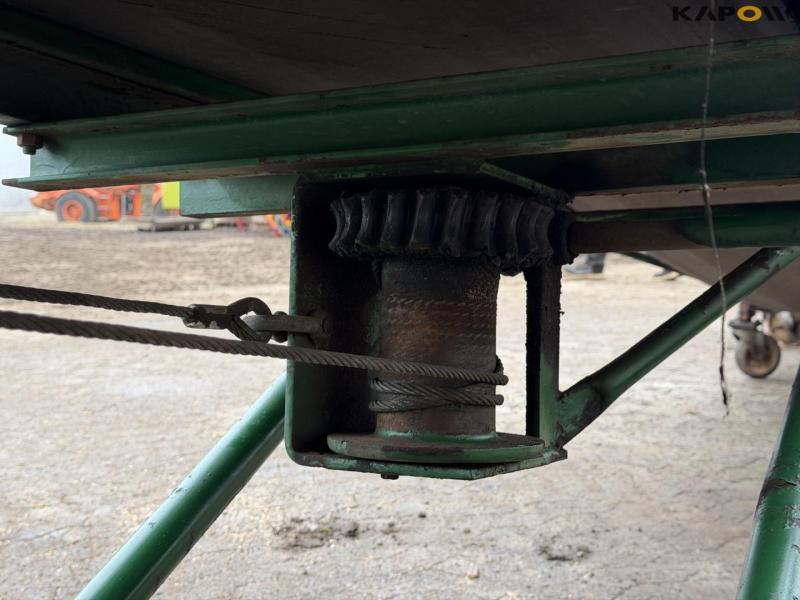 Potato planter with belt spreader 28