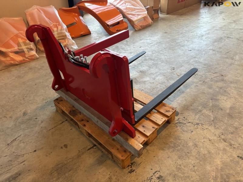 Box turner with Volvo hitch 5