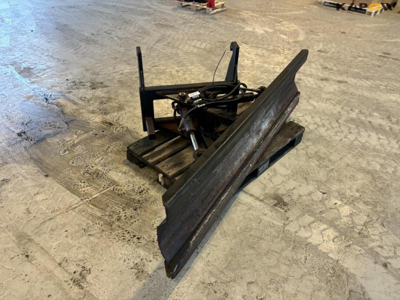 Kirk K18200 feed scraper with Weiidermann hitch 3