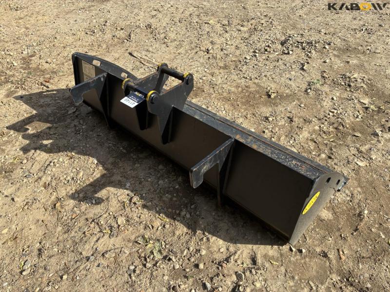 Kirk bucket with bucket holder S30/150 hitch 14