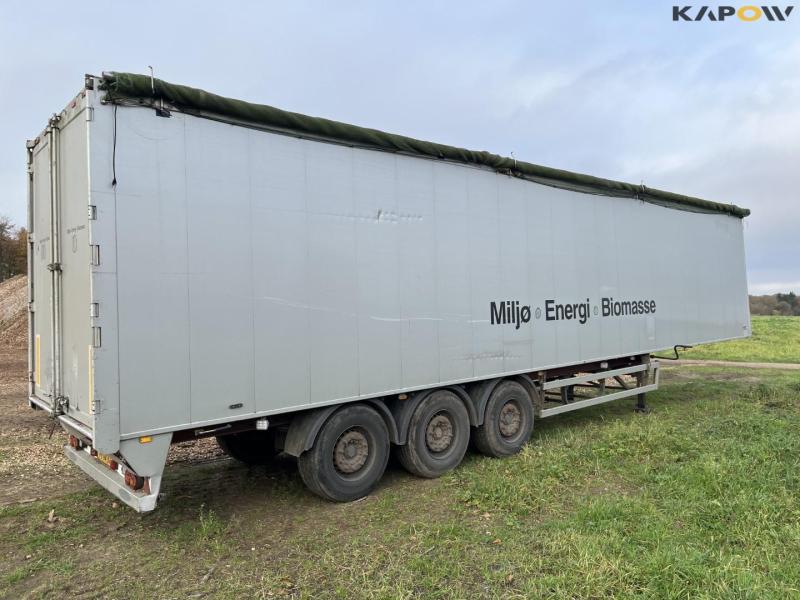 Barely 90 m3 walking floor trailer. 4