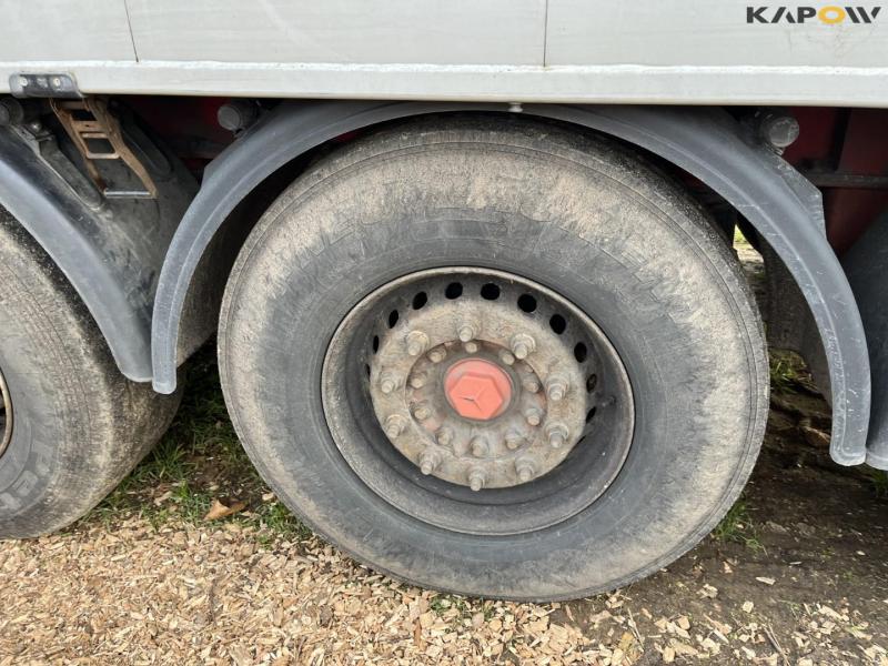 Barely 90 m3 walking floor trailer. 11