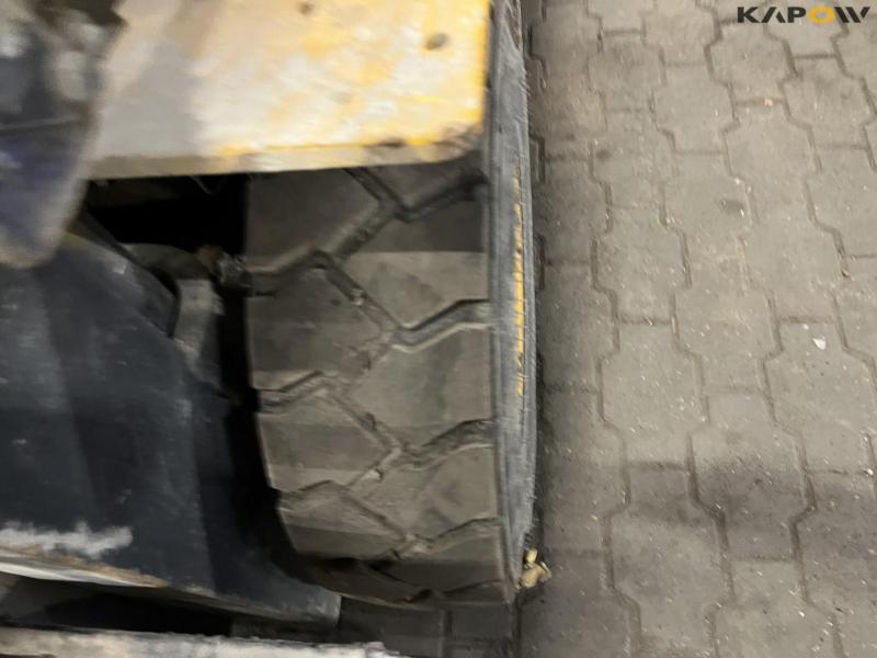 Komatsu FD25T-14 forklift 10