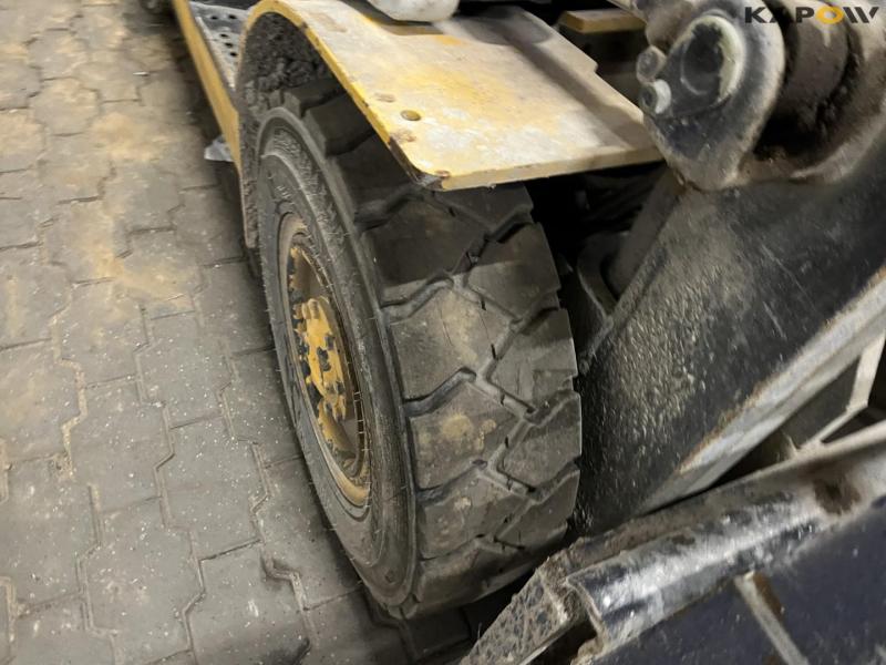 Komatsu FD25T-14 forklift 14