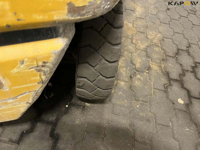 Komatsu FD25T-14 forklift 23