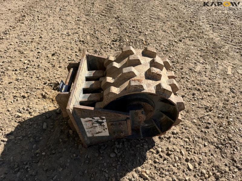 Compaction wheel with Hydrema hitch 4