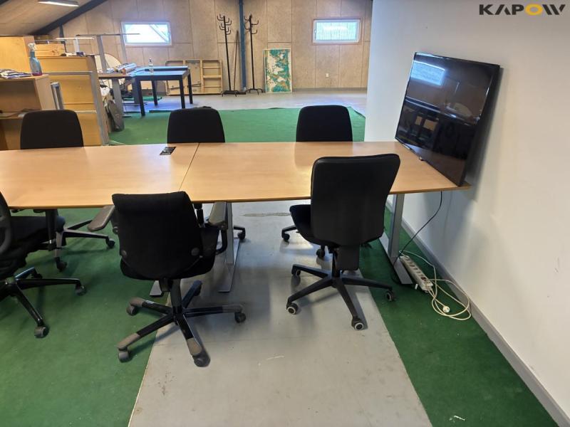 Conference table with 6 chairs and screen 5