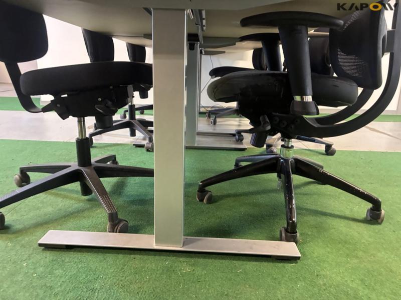 Conference table with 6 chairs and screen 13