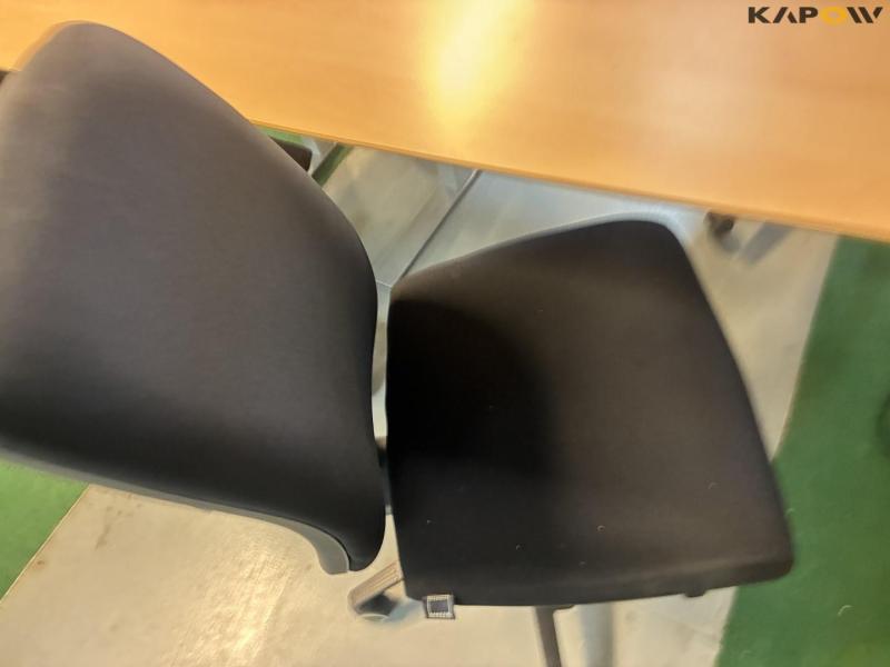 Conference table with 6 chairs and screen 17