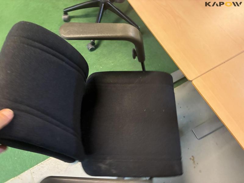 Conference table with 6 chairs and screen 18