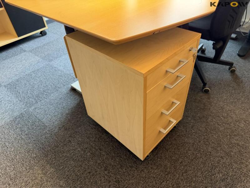 Office furniture 18