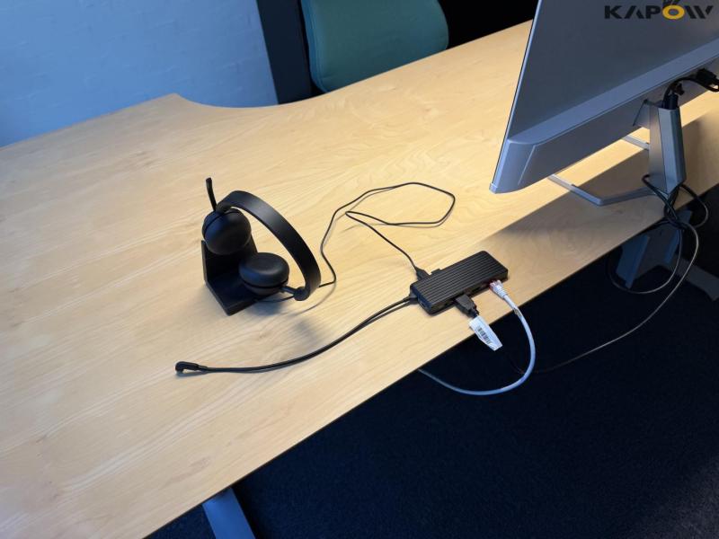 Office furniture 16