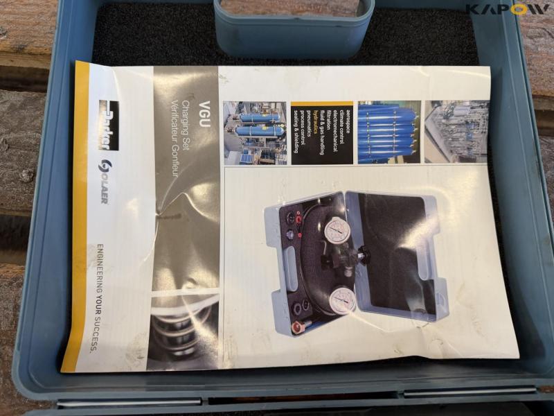 Checking the pressure accumulator 9