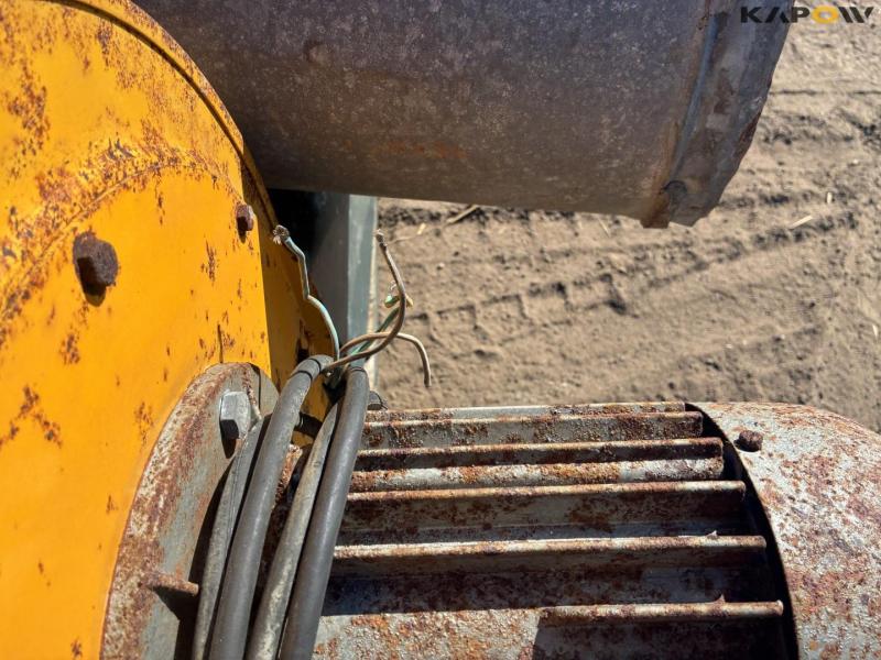 Grain blower with kailofaire and channels 8