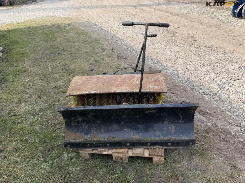 Broom and snowplow for Stiga 4