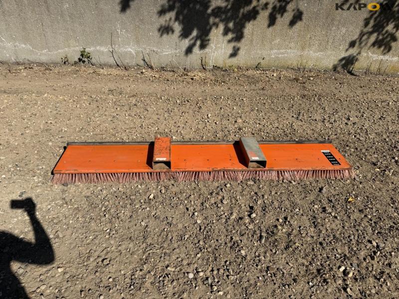 Brush for pallet forks 2