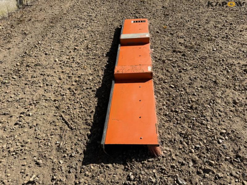 Brush for pallet forks 4