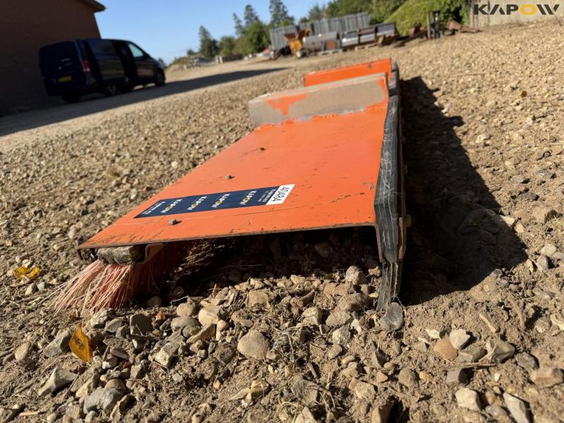 Brush for pallet forks 8