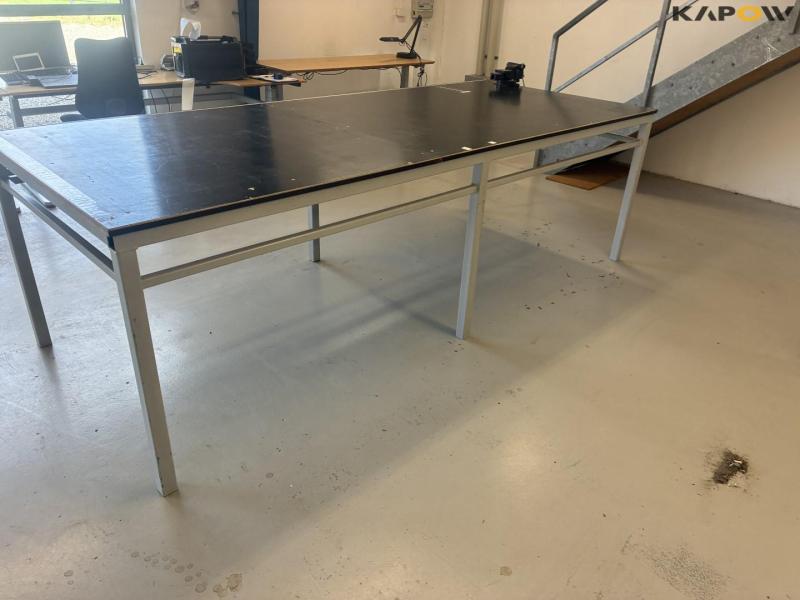Heavy duty table with vise 5