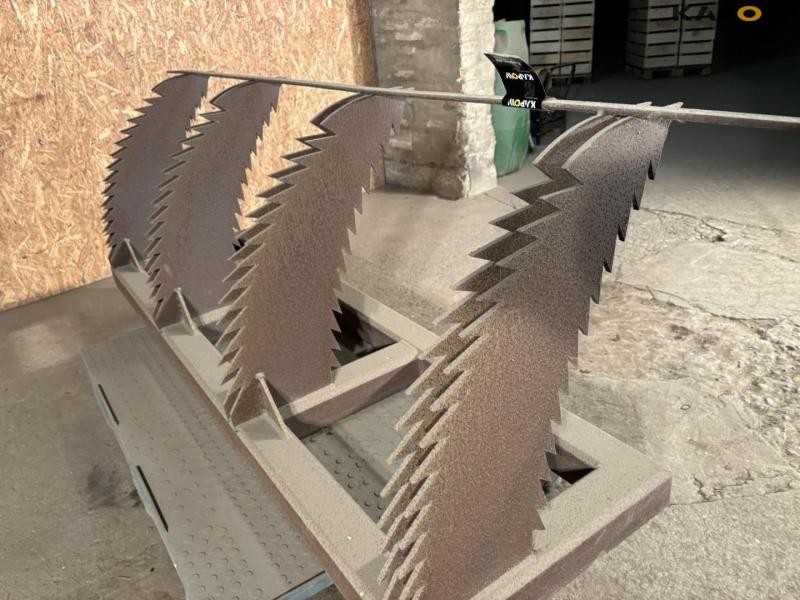 Powerful teeth on frame 9