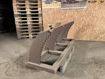 Powerful teeth on frame