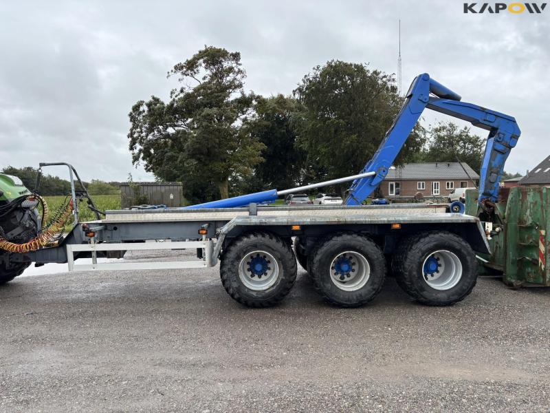 Hooklift truck 3 axles 6