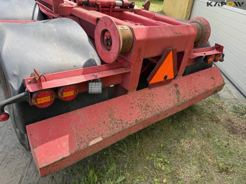Hooklift truck 17