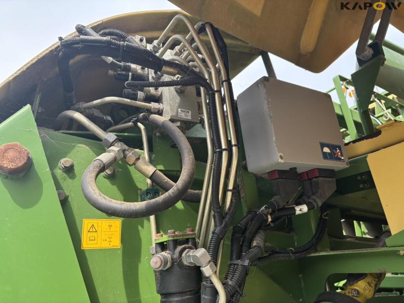 Krone BigPack 890 XC baler 84