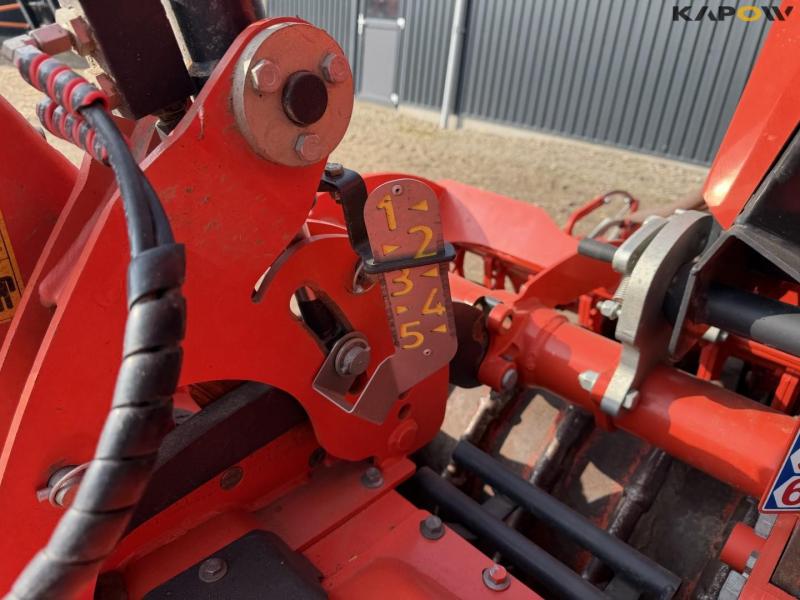 Kuhn 4030 power harrow seeding kit 27