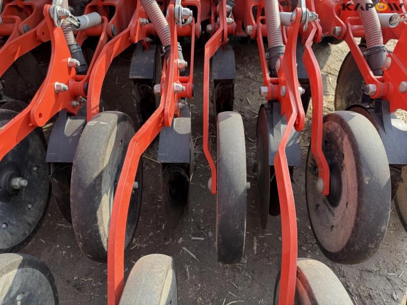 Kuhn 4030 power harrow seeding kit 38