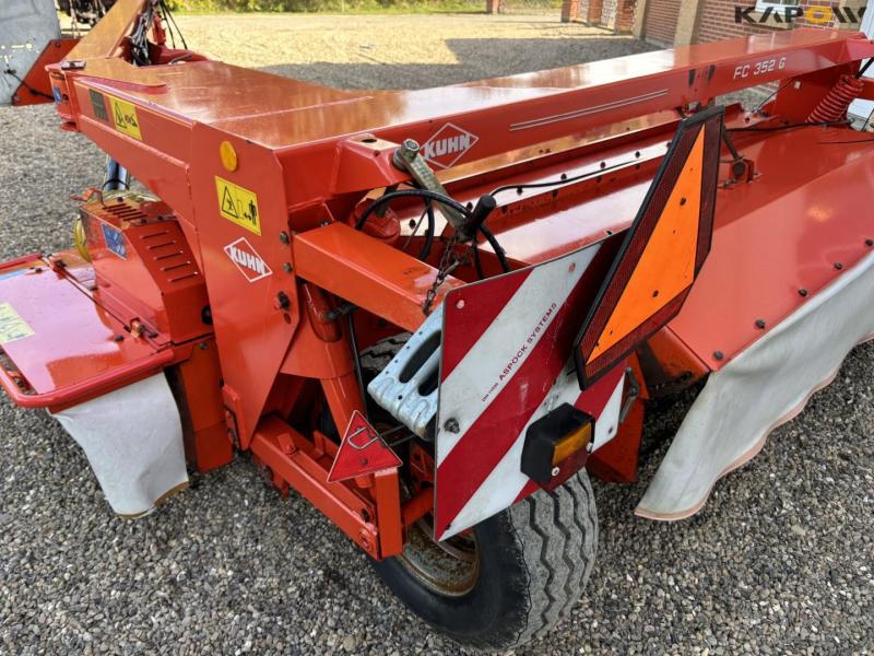 Kuhn FC352G windrower 26