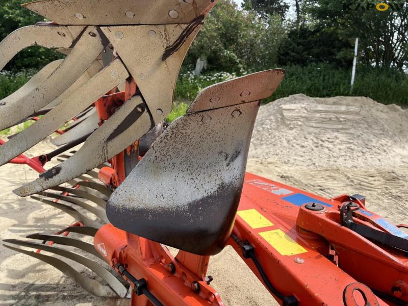 Kuhn Vari-Master 151 5 furrow reversible plough 28