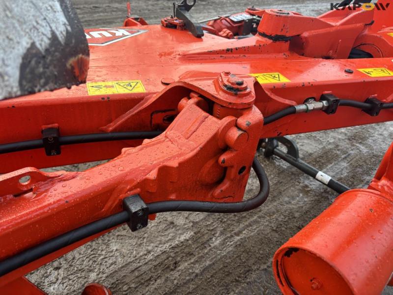 Kuhn Vari-Master 183 6-furrow plough 29
